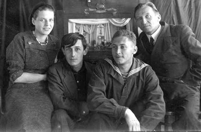 Нанина Прахова, Виктор Некрасов, режиссер Александров и актер Лакшин, Театр Тихоокеанского флота, Владивосток, 1938 год. В театре Виктор работал актером и художником. «Он стал содержать во Владивостоке одну знакомую актрису с ребенком...» — писала тетка Некрасова Софья Николаевна. После слов «знакомую актрису» в скобках приписано — «Нанину Прахову»