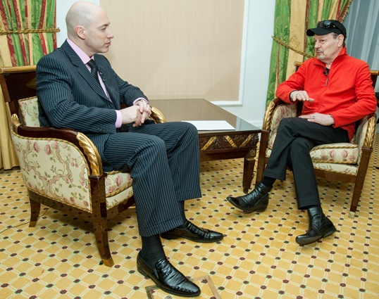 С Дмитрием Гордоном. «Недавно на даче Сталина я оказался... Какое счастье, подумал, что никакого отношения к царям я не имею. Мрачная жизнь...»