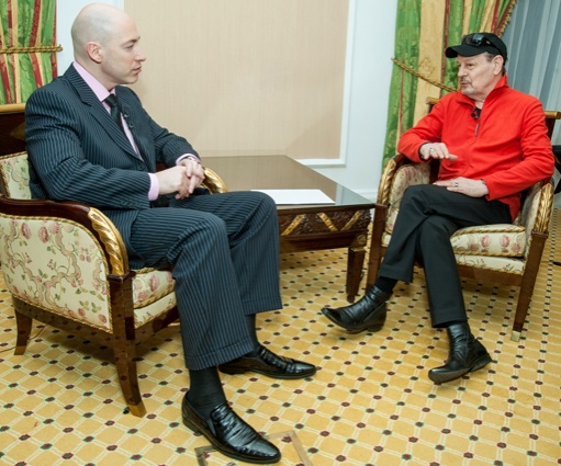 С Дмитрием Гордоном. «Недавно на даче Сталина я оказался... Какое счастье, подумал, что никакого отношения к царям не имею. Мрачная жизнь...»