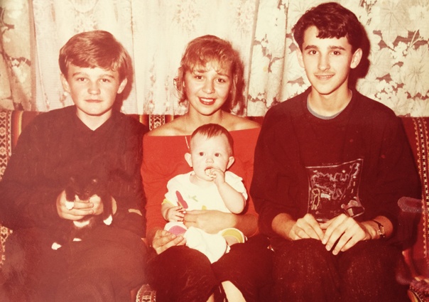 Маричка со сводной сестрой Верой (дочерью ее мамы Дарины от первого брака) и сводными братьями Назарием и Дмитрием — сыновьями Яремчука от предыдущего брака с Еленой Шевченко, солисткой ВИА «Смерічка», 1994 год. «Мне было два года, когда папы не стало. До этого все мы жили пять лет дружной семьей»