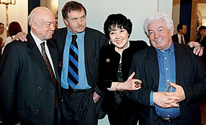 Театральный художник и сценограф супруг Беллы Ахмадулиной Борис Мессерер, писатель Василий Аксенов, Белла Ахатовна и Владимир Войнович на церемонии вручения премии «Триумф», Москва, 2001 год