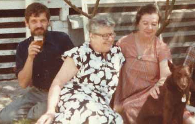 Нанина Прахова (в центре) с сыном Никитой, Австралия, 1981 год. Уже после встречи с Наниной в Австралии Виктор Платонович писал о своих впечатлениях: «Смотрю со стороны на этот вырванный из родной почвы цветочек. Ну, пополнела, ну, поседела, ну, где-то там что-то болит, а вот сядет у стола, что-то зашивает, совсем как в том далеком Владивостоке...»