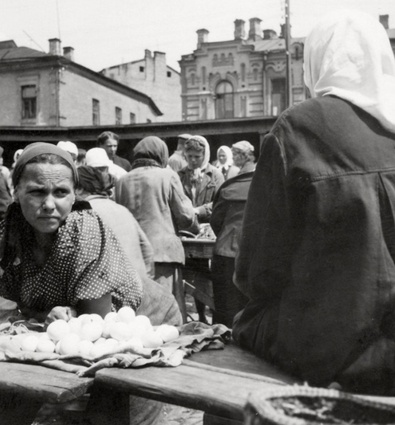 Киев, Евбаз. «Базары ломятся от продуктов, зелени и ягод. Но катастрофически нет денег»