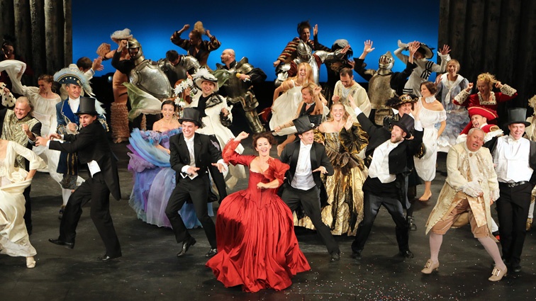 Сцена из спектакля «Смесь небес и балагана»