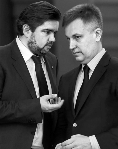 Советник председателя СБУ Маркиян Лубкивский и председатель СБУ Валентин Наливайченко во время презентации новой книги о Голодоморе в Центре культуры и искусств СБУ, Киев, 2014 год