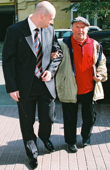 Лев Дуров — Дмитрию Гордону: «Когда люди улыбаются, подходят на улице, приятно и славно. И когда просят автограф, всегда останавливаюсь, даже если очень спешу...»