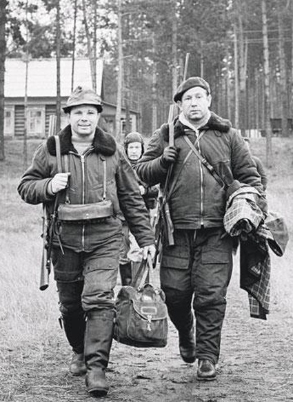 «Учится в ремеслухе — отлично, в техникум идет — отлично, параллельно в аэроклубе летает — отлично, летное училище оканчивает — отлично: вот вам и вся характеристика Гагарина»