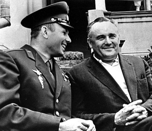 Первый космонавт Юрий Гагарин с легендарным советским авиаконструктором Сергеем Королевым, середина 60-х