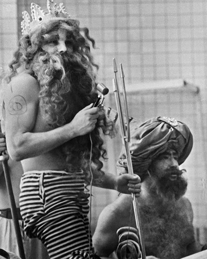 Юрий Гагарин и Алексей Леонов на вечеринке в Звездном через месяц после того, как Леонов совершил выход в открытый космос, 1965 год