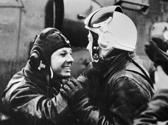 С Юрием Гагариным. «Улыбка — это, конечно, хорошо, но за ней мозги должны быть, и всем улыбаться не стоит»