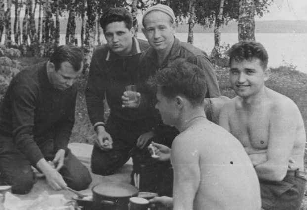 Летчики-космонавты Юрий Гагарин, Борис Волынов и Алексей Леонов на пикнике с друзьями в Долгопрудном, август 1963 года