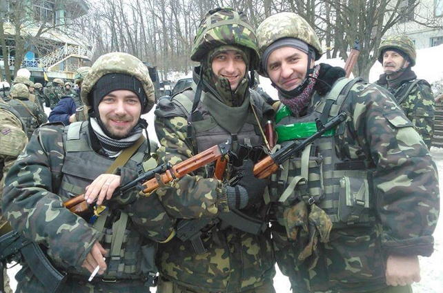 До плена. Зима 2014-2015 годов, зона АТО, 40-й отдельный мотопехотный батальон «Кривбасс». Николай Герасименко (справа), за ним — подполковник Владимир Сарычев