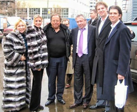 Уроженка Узбекистана, бывшая горкомовская работница, открывшая в США свой туристический бизнес и со временем возглавившая отдел продаж в Trump Grande Елена Баронова, дочь Дональда Трампа фотомодель и бизнесвумен Иванка Трамп, бизнесмен, партнер Трампа по проектам, связанным с недвижимостью, Майкл Дезер, президент «Главмосстроя», арестованный позже за мошенничество при продаже квартир и сбежавший в США, Михаил Бабель, сыновья Трампа Дональд и Эрик в ненастной Москве, 2007 год