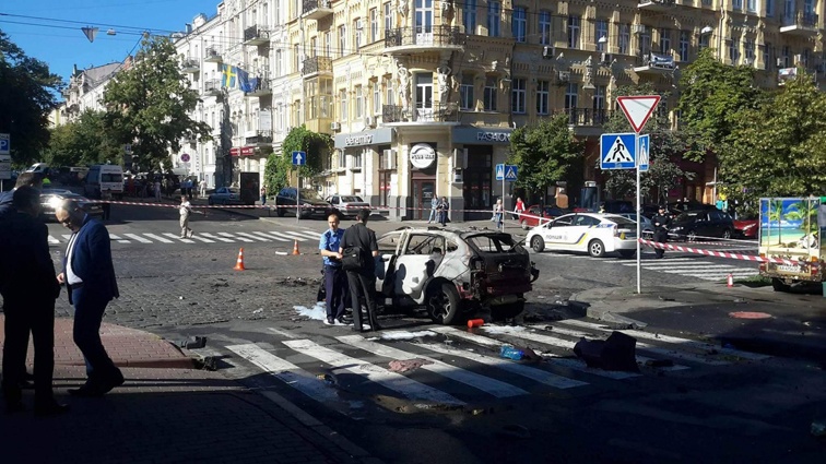 Павел Шеремет погиб в Киеве в 7.45 на углу улиц Богдана Хмельницкого и Ивана Франко — взорвался автомобиль, в котором он ехал на радиоэфир с руководителем украинской Федерации легкой атлетики Игорем Гоцулом. Автомобиль принадлежал Алене Притуле, которой в машине не было. «Если Шеремет в восемь утра ехал на работу, значит, он очень хотел работать в Киеве, значит, очень соскучился по работе...»