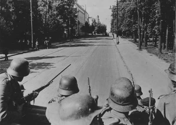 Немецкие солдаты едут по улице Грушевского, Киев, 1943 год