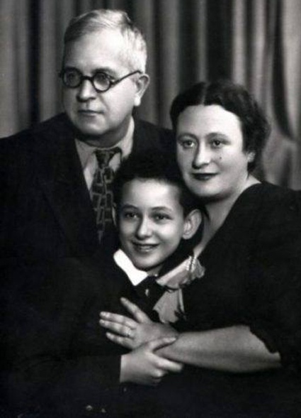 Цезик Кац (Василий Михайловский) с приемными родителями Бертой Савельевной и Василием Ивановичем. «Василий Иванович, врач от Бога, выходил меня. Спасал от фашистов не только жену, но и тещу»