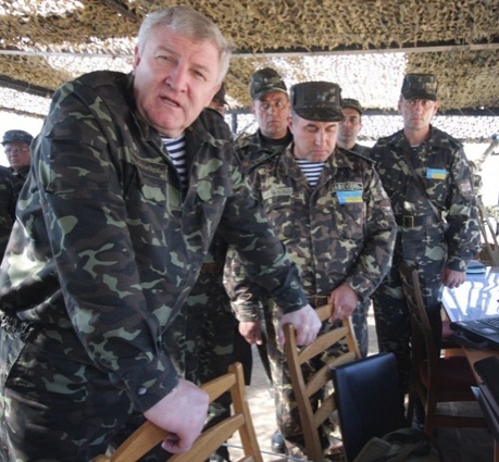 Министр обороны Украины Михаил Ежель на военных учениях «Взаимодействие», Крым, полигон Опук, 2010 год. «Армия в Украине была всегда. Сегодня это обстрелянная армия, имеющая реальный опыт боевых действий. Действительно это уже другая армия, но какой ценой?»
