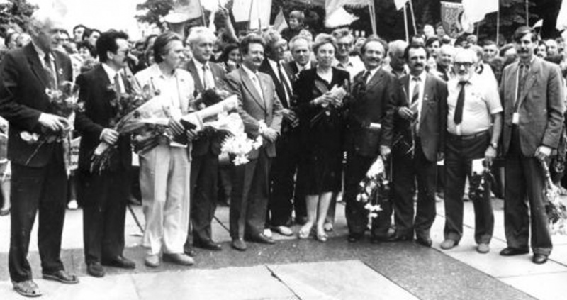 16 июля 1990 года Верховный Совет УССР принял Декларацию о государственном суверенитете Украины. Народные депутаты и бывшие политзаключенные возле здания парламента в Мариинском парке в Киеве: Левко Гороховский, Александр Шевченко, Левко Лукьяненко, Степан Хмара, Михаил Горынь, Богдан Ребрик, Леопольд Табурянский, Ирина Калинец, Александр Сергиенко, Вячеслав Чорновил, Богдан Горынь, Генрих Алтунян, Михаил Косив