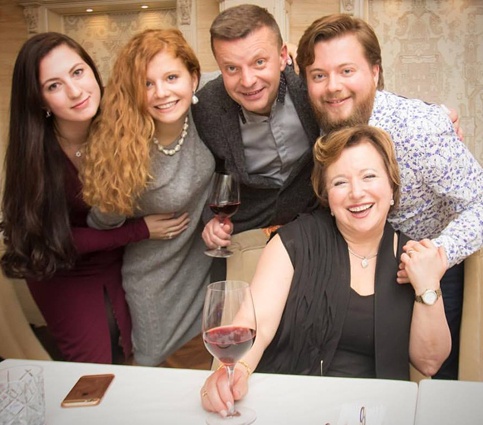 Леонид Парфенов с невесткой Марией, дочерью Марией, сыном Иваном и супругой Еленой. «Дети в России, у обоих свое дело. Сын всяким-разным продюсированием занимается, дочка рестораном управляет»