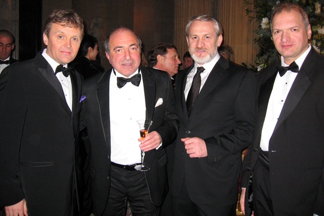 Бывший сотрудник советских спецслужб Александр Литвиненко (скончался в ноябре 2006-го через некоторое время после чашки чая в компании бывшего сотрудника ФСБ Андрея Лугового, расследование обстоятельств смерти и причастности к ней России продолжается), беглый олигарх Борис Березовский (его тело было обнаружено в марте 2013-го в запертой ванной), премьер-министр Чечни в изгнании, бывший полевой командир, британский политэмигрант Ахмед Закаев и Юрий Фельштинский в Лондоне