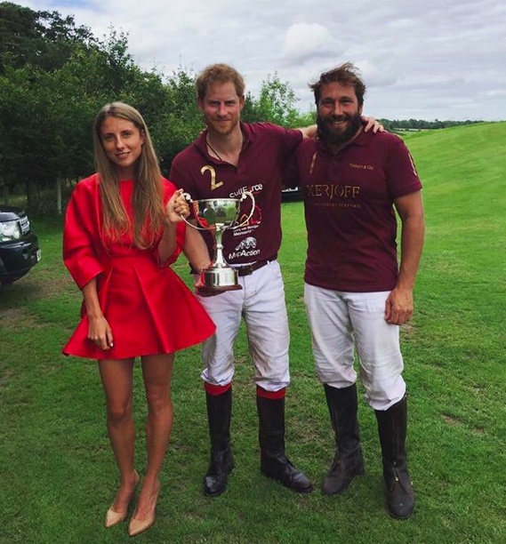 С женой Татьяной и британским принцем Гарри, который пригласил Евгения поиграть в поло