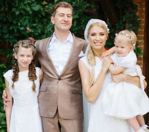 С супругой певицей Ольгой Горбачевой и дочками Полиной и Серафимой