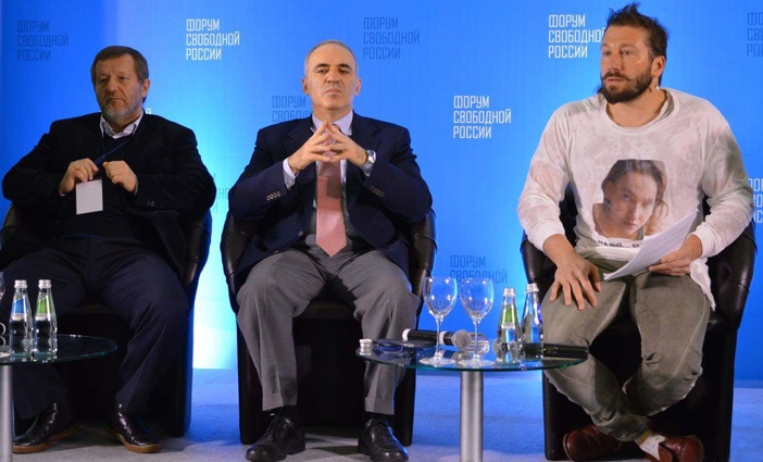 Бывший заместитель председателя правительства России Альфред Кох, Гарри Каспаров и Евгений Чичваркин на Форуме свободной России в Вильнюсе, 10 марта 2016 года