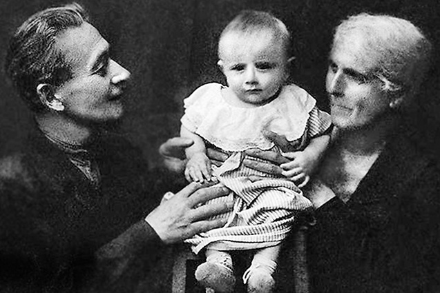 С дедушкой Акимом и бабушкой Марией, Ереван, 1936 год