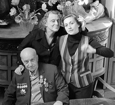 Дядя Георгия Данелии народный артист СССР Михаил Чиаурели с супругой актрисой Верико Анджапаридзе и дочерью Софико, 60-е годы. «Дядя — единственный был, кто со Сталиным спорил. Другие боялись, а он воскликнуть мог: «Я лучше знаю!», хотя потом сидел и думал: «Господи, зачем я это сказал?»