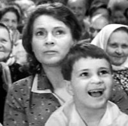 Вторая супруга режиссера актриса Любовь Соколова с сыном Николаем (умер от наркопередозировки в 1985-м) в комедии «Тридцать три», 1965 год