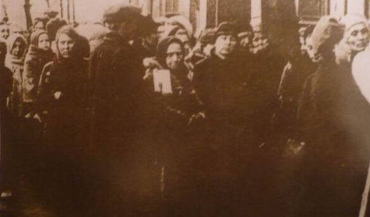 Немцами был издан приказ, что все женщины от 16 до 45 лет должны явиться на пункт набора рабочей силы с дальнейшим переездом в Германию. Очередь на регистрацию