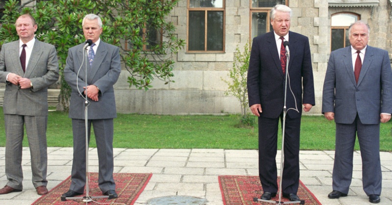 Премьер-министр Украины Леонид Кучма, президент Украины Леонид Кравчук, президент России Борис Ельцин и председатель Совета Министров правительства РФ Виктор Черномырдин во время визита Ельцина в Украину. Крым, Массандра, 1993 год