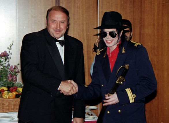 С Майклом Джексоном в московской гостинице «Балчуг». В руке у Джексона подарок Коржакова — старинная сабля, 1996 год