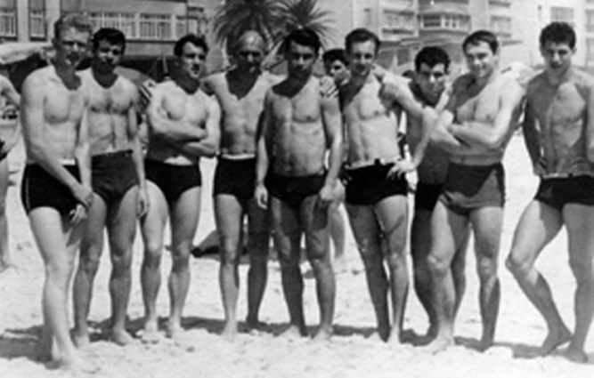 Игроки сборной СССР на знаменитом пляже Копакабана в Рио-де-Жанейро, Бразилия, 1962 год. Виктор Банников (слева, на заднем плане), Валерий Лобановский, Станислав Завидонов, Василий Данилов, врач команды, Владимир Щегольков, Олег Базилевич, Виктор Серебряников, Сергей Квочкин и Владимир Лисицын