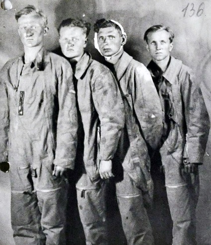 Пленные пилоты люфтваффе. «В конце июня 1941 года во время бомбардировки Овруча Житомирской области был сбит самолет «Юнкерс-88», а его экипаж захвачен в плен. Во время допросов сотрудниками НКВД пилоты люфтваффе дали показания, что вылеты с целью бомбардировки украинских городов происходили с аэродрома вблизи города Люблин»