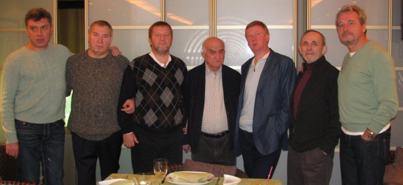 Борис Немцов, бизнесмен Алексей Казаков, Альфред Кох, экс-министр экономики России Евгений Ясин, Анатолий Чубайс, бывший заместитель председателя правительства России Яков Уринсон и предприниматель Олег Сысоев на поминках по Виктору Черномырдину, ноябрь 2010 года. «На самом деле, Виктор Степанович очень советским человеком был»