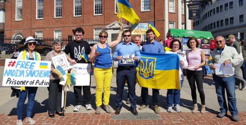 Мэт Скачфилд (третий слева) во время акции украинской диаспоры в Бостоне в поддержку Украины