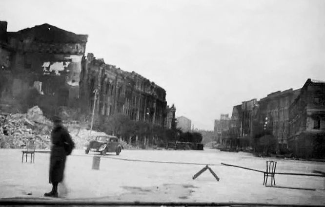 Оцепление Крещатика со стороны площади Калинина (ныне Майдан Незалежности)