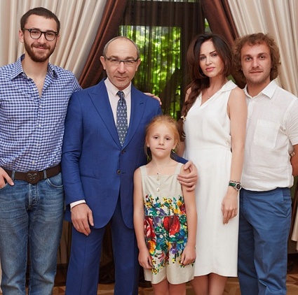 С сыновьями Даниилом и Кириллом, невесткой и внучкой. «Мне 57 лет. У меня трое детей, трое внуков. Я не буду использовать свое место, чтобы пиариться. Я работаю, мои дела сами за себя говорят»