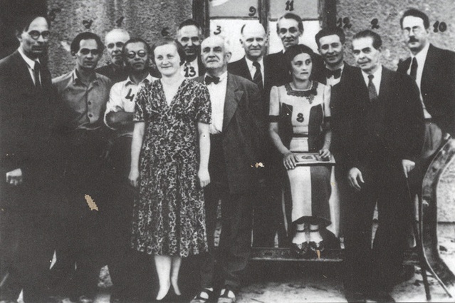 Крайний слева — поэт Борис Филиппов, рядом — Иван Елагин, четвертая справа — супруга Елагина Ольга Анстей, США, 1950 год. Елагин и Анстей в 1943-м выбрались из Киева и сперва поселились в Германии (Мюнхен), с 1950 года — в США. В 1951-м Анстей вышла замуж за Филиппова, через год этот брак распался, Ольга была готова вернуться, но у Ивана уже появилась новая семья