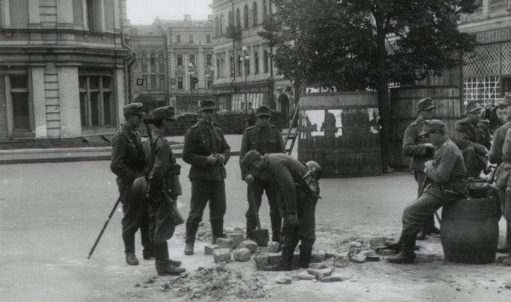 Немцы на площади Калинина (ныне Майдан Незалежности)