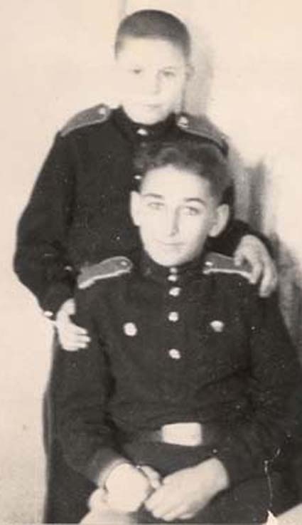 Александр Бурдонский (стоит) учился с двоюродным братом Евгением Яковлевичем Джугашвили в Калининском суворовском училище. Один подался в богему, другой стал военным, один деда терпеть не мог, другой исправно возлагал цветы на его могилу у Кремлевской стены