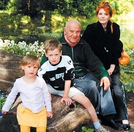 Клара Борисовна с мужем Юрием и внуками Левой и Аней, начало 2000-х. «В семейной жизни все бывает: ссоры, скандалы, недоверие… Куда же без этого? — а теперь я понимаю, что рядом очень большой друг был, пусть и нервный, издерганный, как все в наше время»