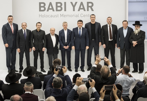 Мэр Киева Виталий Кличко, украинский меценат и предприниматель Виктор Пинчук, музыкант Святослав Вакарчук, советский диссидент Натан Щаранский, американский историк Тимоти Снайдер, премьер-министр Украины Владимир Гройсман, прославленный украинский боксер Владимир Кличко, член оргкомитета по созданию мемориала в Бабьем Яру Павел Фукс, российский меценат и бизнесмен Михаил Фридман и главный раввин Киева Яков Блайх