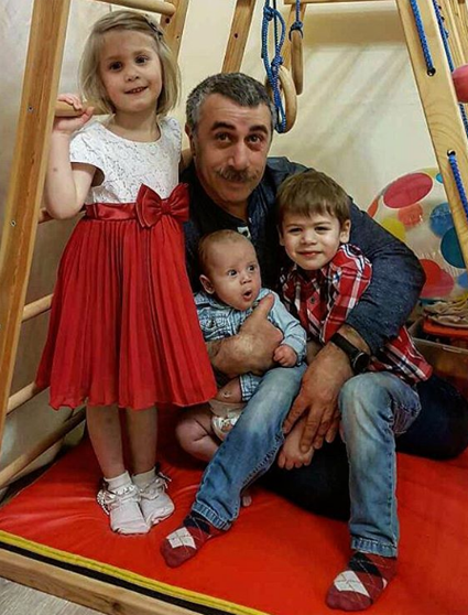 ­Евгений Комаровский с внуками Мирославой, Матвеем и Давидом. «Мне в политике делать нечего, по крайней мере в существующем формате. Мне надо детей ваших лечить, пока вы дурака валяете»
