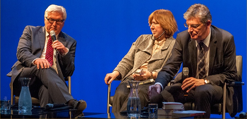 С вице-канцлером Германии Франком-Вальтером Штайнмайером и немецким литературным критиком Лотаром Мюллером. «Можно сказать, что у нас цивилизация страданий, и я постоянно себе вопрос задаю: почему наши страдания в свободу не конвертируются, ну почему?», 2007 год