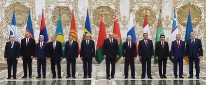 После заседания Совета глав СНГ в Минске, октябрь 2014 года. Председатель исполнительного комитета СНГ Сергей Лебедев, президент Азербайджана Ильхам Алиев, президент Армении Серж Саргсян, президент Казахстана Нурсултан Назарбаев, президент Киргизии Алмазбек Атамбаев, президент Молдовы Николай Тимофти, президент Беларуси Александр Лукашенко, президент России Владимир Путин, президент Таджикистана Эмомали Рахмон, президент Туркменистана Гурбангулы Бердымухамедов, президент Узбекистана Ислам Каримов и посол Украины в Республике Беларусь Михаил Ежель