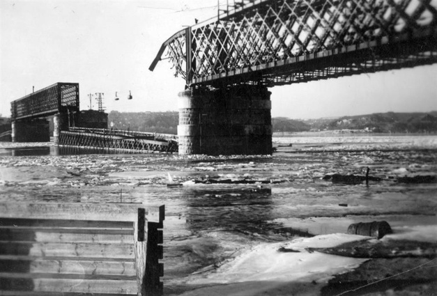 Разрушенный железнодорожный мост через Днепр, Киев, 1942 год