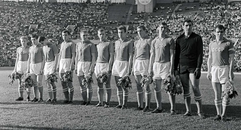 Перед товарищеским матчем со сборной ГДР, 1964 год. Лев Бурчалкин, Валерий Маслов, Андрей Биба, Олег Копаев, Владимир Глотов, Алексей Корнеев, Эдуард Мудрик, Альберт Шестернев, Александр Севидов, Рамаз Урушадзе, Виктор Серебряников