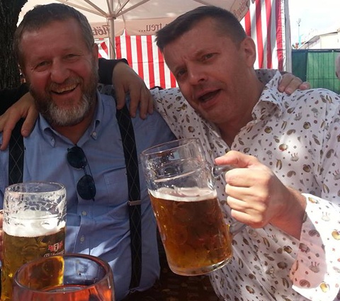 С тележурналистом, звездой «НТВ» Леонидом Парфеновым. «Когда информационным вещанием Леня занимался, эта телекомпания значительно свободнее была, чем до так называемого «разгона»